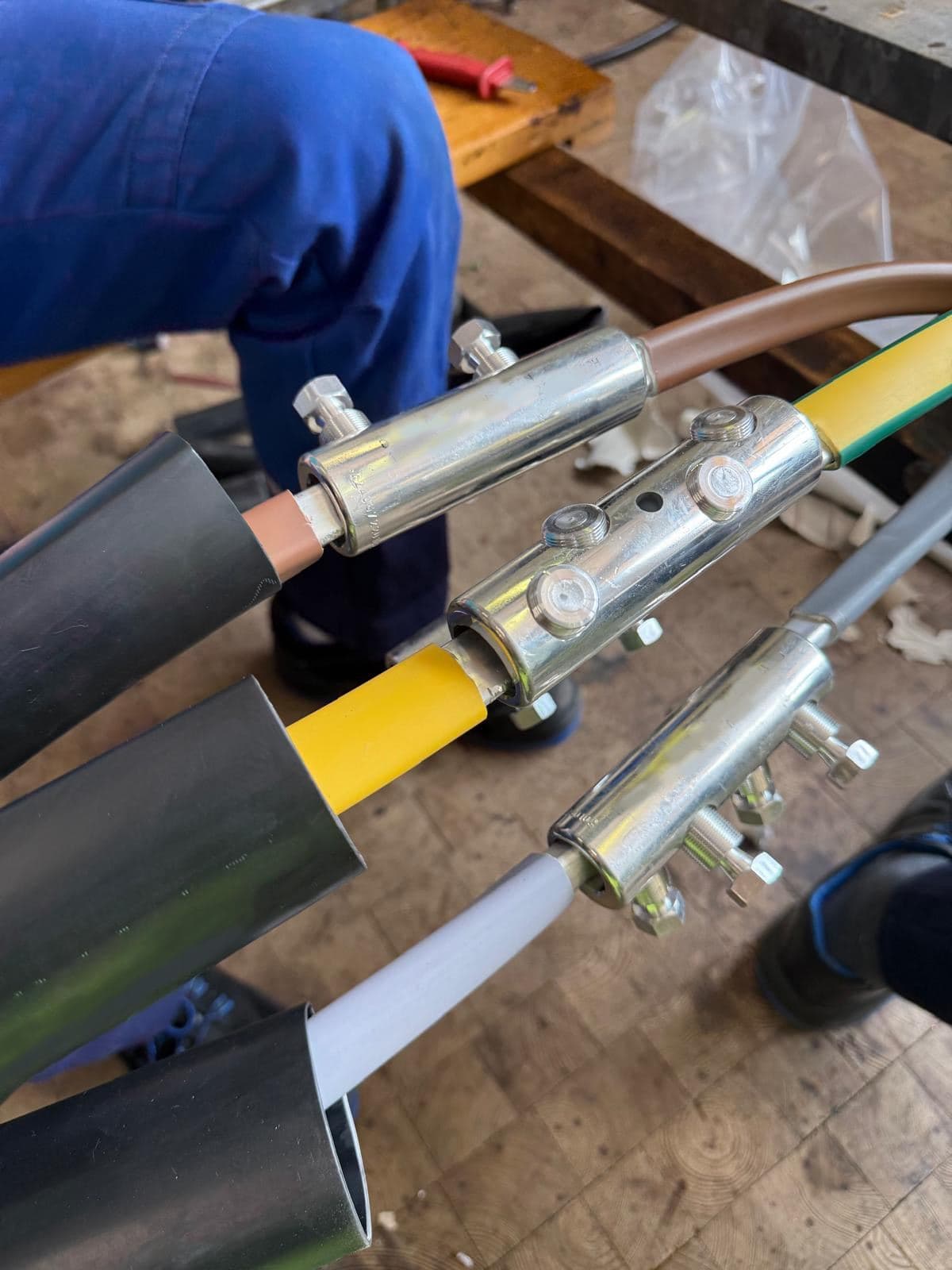 Elektriker verpresst dicke Kabeladern mit Schraubverbindern