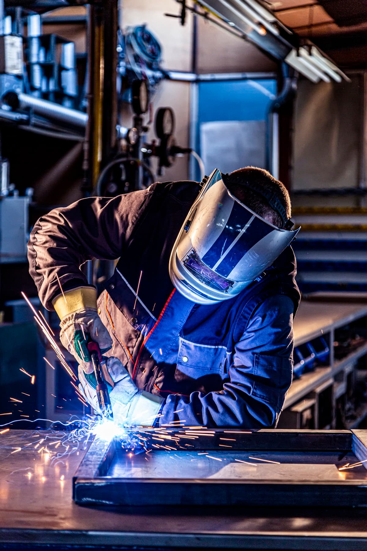 Metallbauer beim Schweißen